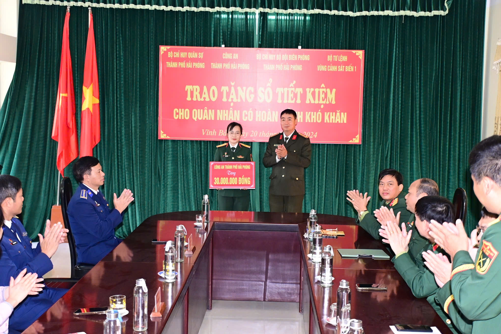 Khối lực lượng vũ trang thành phố: Trao số tiết kiệm trị giá 130 triệu đồng tặng quân nhân Đặng Thị Mai